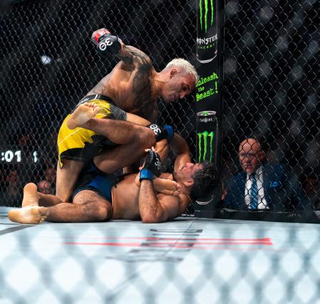 (VIDEO) UFC časti: Evo kako je Charles Oliveira savladao Beneila Dariusha i izborio novi napad na titulu!
