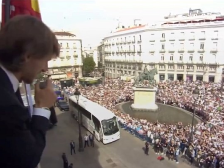 MODRIĆ STAO NA BALKON USRED MADRIDA: Prekinuli su ga navijači i poslali mu snažnu poruku! (VIDEO)